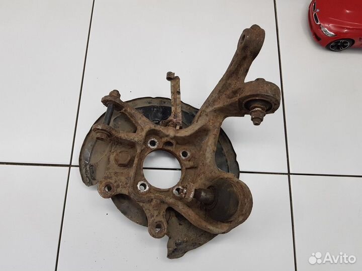 Кулак задний правый (Toyota Avensis)