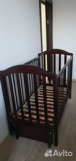 Детская кроватка с продольным маятником с матрасом