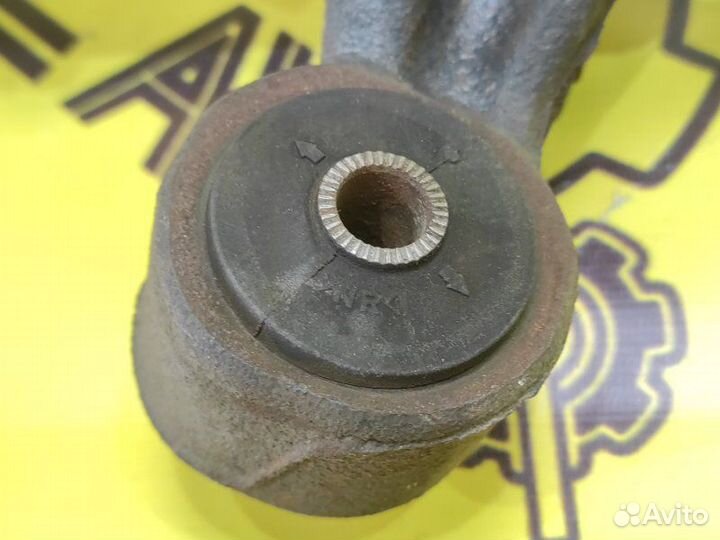 Цапфа (поворотный кулак) задняя правая Toyota