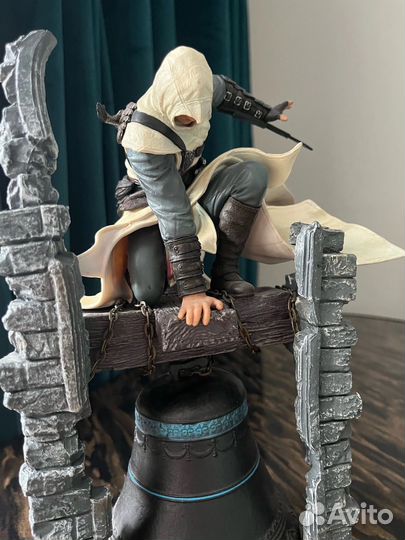 Фигурка Assassins альтаир на колоколе
