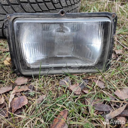 Фара 2шт от волги 3102 стекло правого поворота
