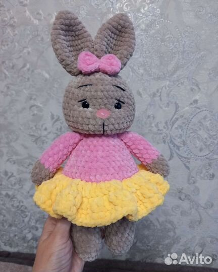 Плюшевый заяц вязаный