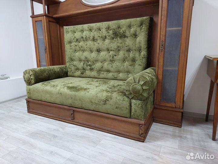 Шикарный старинный диван