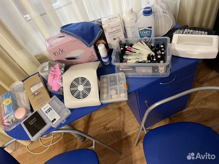 Стол, стулья, материалы для маникюра