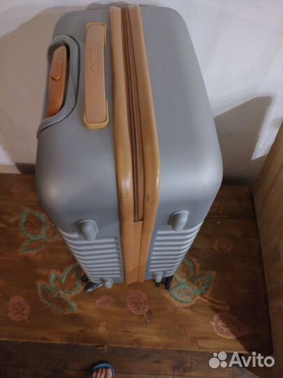 Чемодан на колесах с детскими вещами