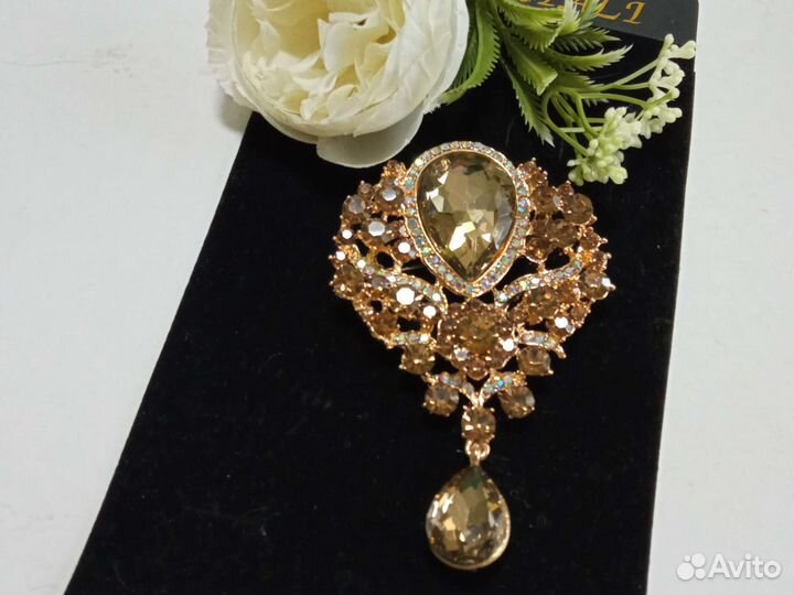 Брошь и серьги