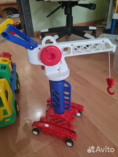 Кран и мусоровоз