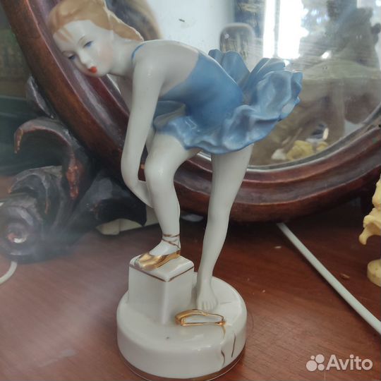 Фарфоровая статуэтка 