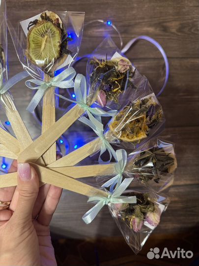 Чайные ложечки с ароматным чаем