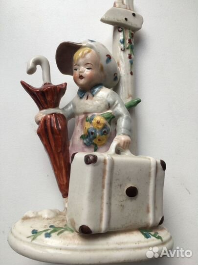 Статуэтка Девочка с чемоданом и зонтом. Фарфор