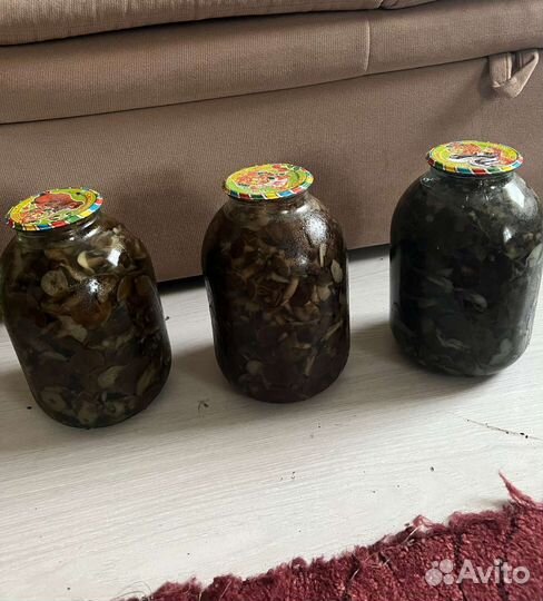 Маринованные грибы рыжики, маслята, опята