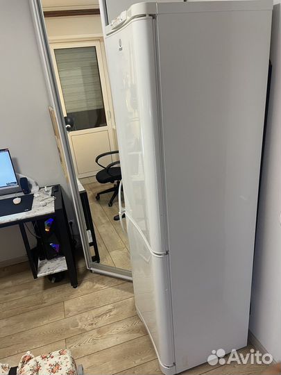 Холодильник Indesit c240g