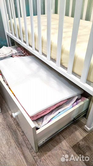 Детская кроватка с универсальным маятником