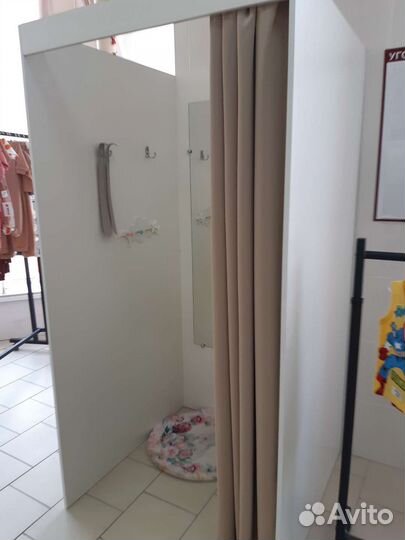 Примерочная кабина с зеркалом шторой