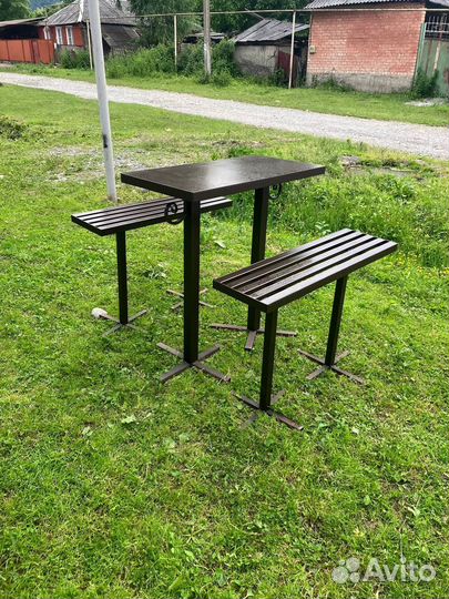 Стол и лавка на кладбище