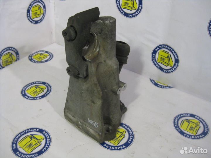 Кронштейн торсиона кабины к раме левый 2405510 sca