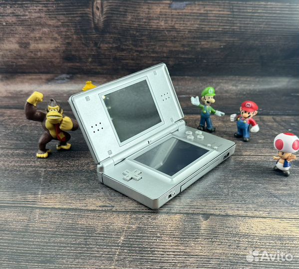 Nintendo DS Lite(Новая,Комплект,Прошивка R4,Игры)