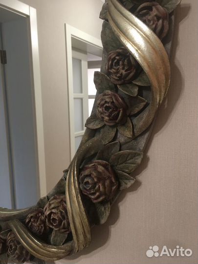 Зеркало в резной раме