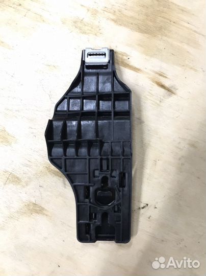 Конштейн консоли Passat B8