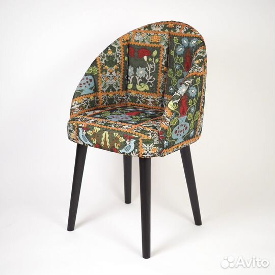 Стул на деревянных ножках с мягкой спинкой