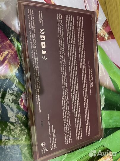 Палитра теней huda beauty Naughty Nude