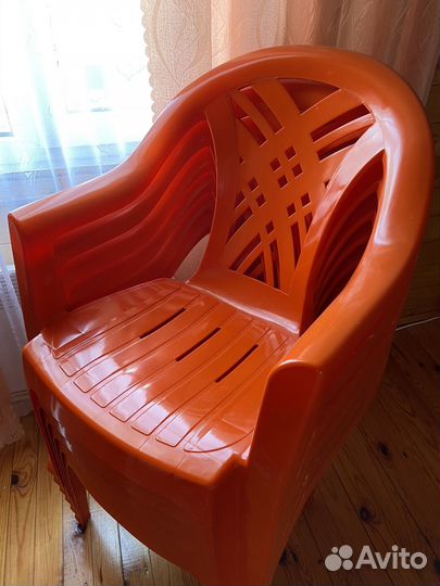 Пластиковые стулья