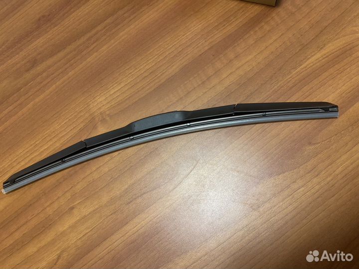 Щетка стеклоочистителя правая Land Rover LR033029