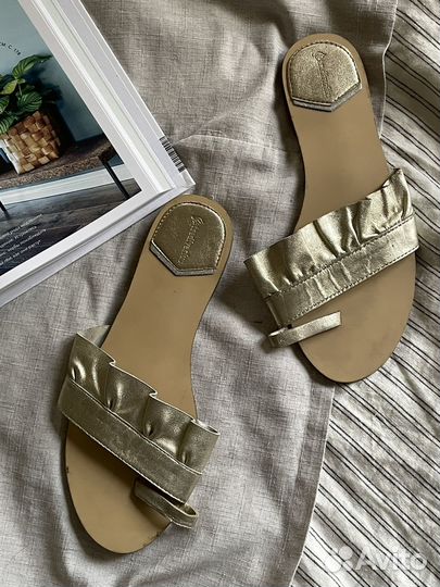 Шлепки сандалии золотые 38