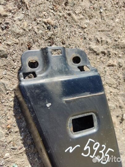 Накладка стойки правая Audi A6 седан 2.8 AAH 1997