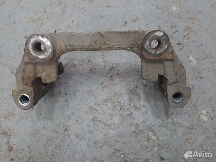 Скоба заднего суппорта Мазда 3 вк