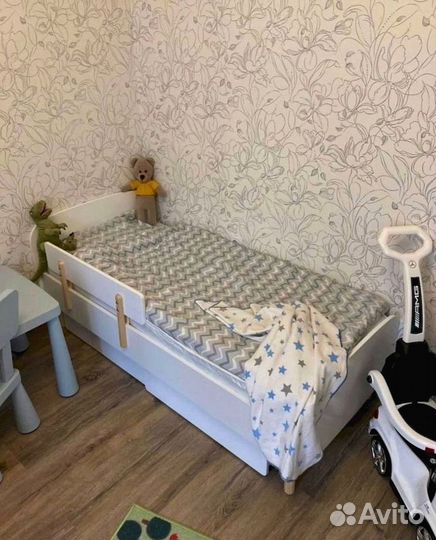 Детская кровать с мягкой спинкой