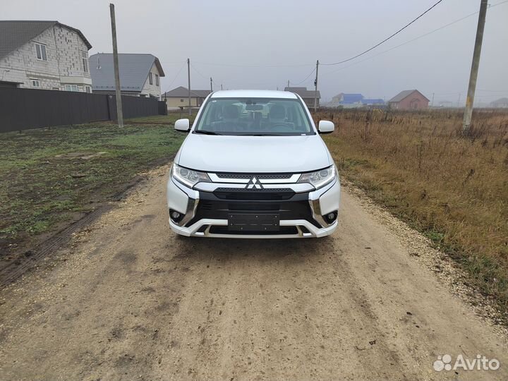 Mitsubishi Outlander 2.0 CVT, 2022, 2 500 км