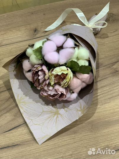 Букеты с конфетами и хлопком