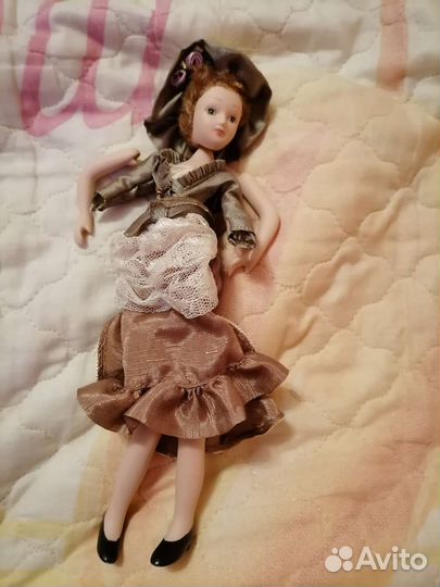 Коллекционная фарфоровая кукла