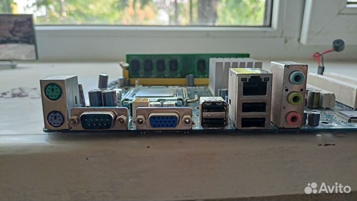 Материнская плата с процессором и памятью