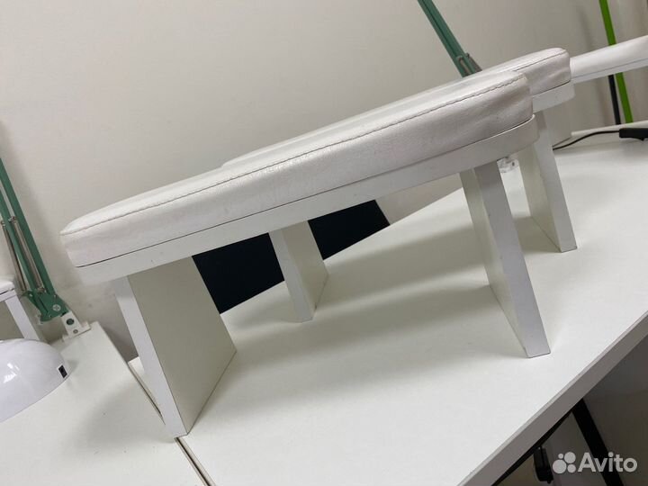 Две маникюрные подставки