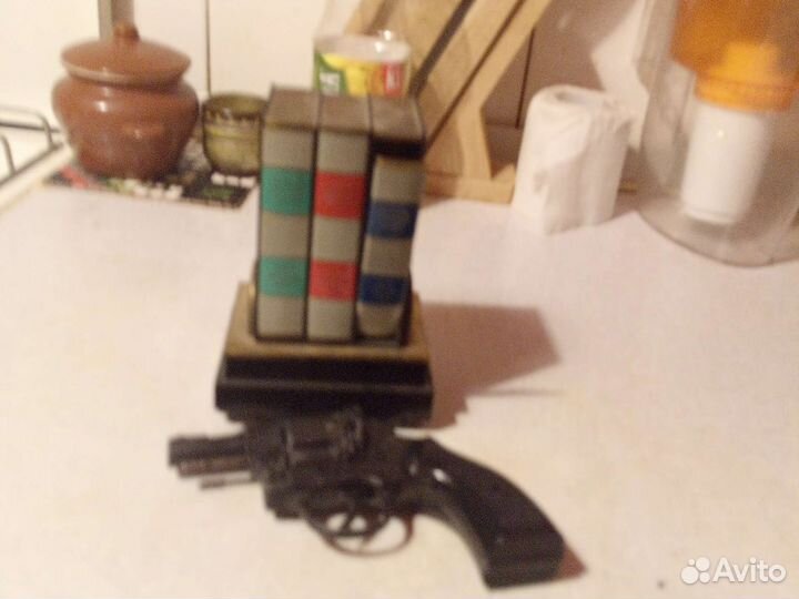 Пистолет и музыкальная шкатулка СССР