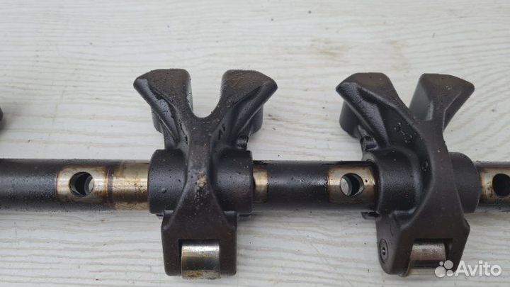 Ось коромысел левый Mitsubishi Galant 8 europe