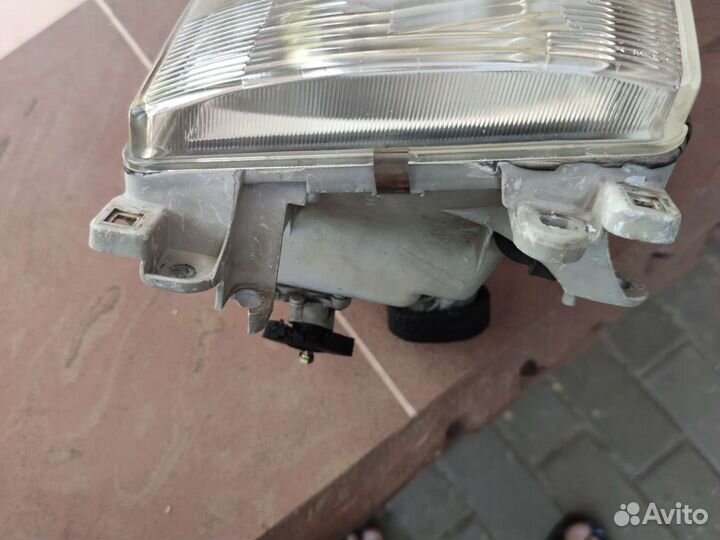 Фара передняя на Toyota правая и левая