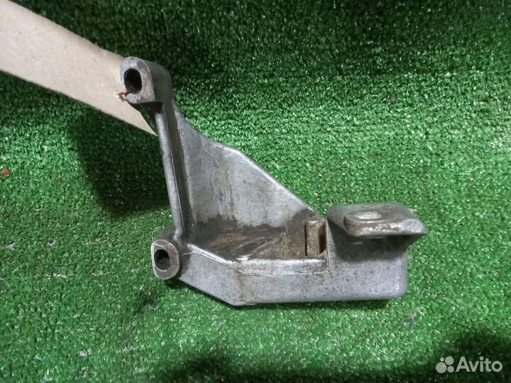 Крепление гура Audi 80 B3