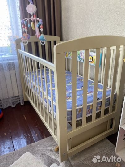 Детская кроватка с маятником и ящиком