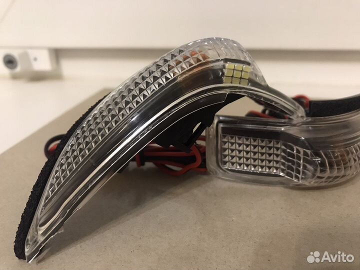 Вежливая подсветка в штатном повторителе Camry 50