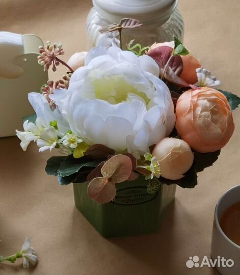 Композиция из искусственных цветов. Декор