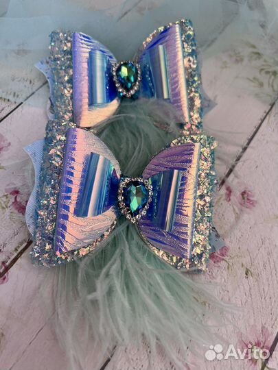 Бантики с перьями