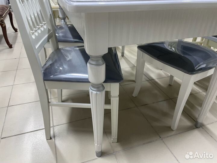 Стол обеденный белый