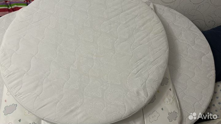 Детская кроватка с маятником