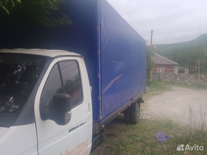 Водитель на своем грузовом автомобиле газель