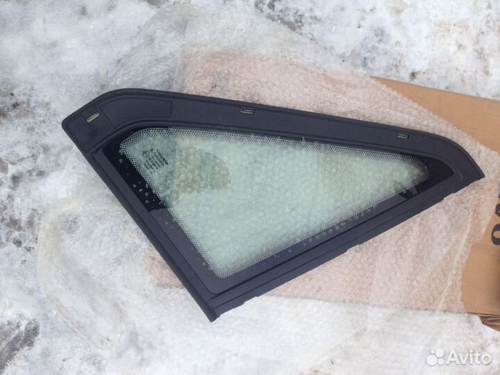 Форточка кузова Volvo 850 задняя правая 6846522