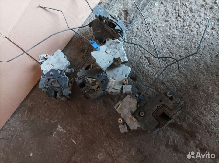 Замок двери Nissan Maxima a33