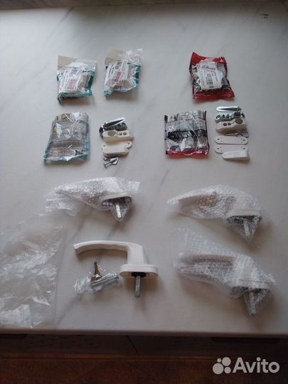 Комплект ручек с замком на окно.(детский замок)